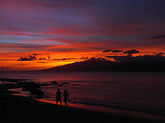 Red sky at night on Napili Bay