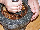 Blending roasted shallots into curry paste